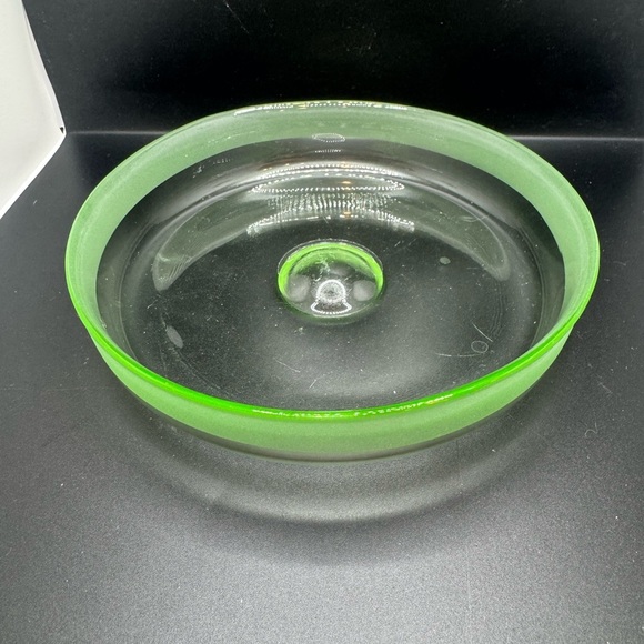 Green Depression Glass Serving Bowl or Candy Dish no glow - Picture 1 of 3
